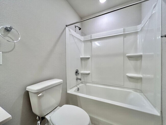 Building Photo - Stunning 4-Bed + Office Home in Lagos Community!