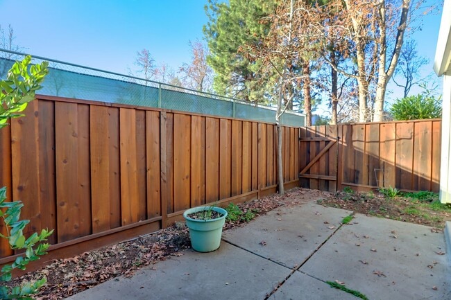 Building Photo - End Unit 2 Bed, 2 Bath Townhouse with Atta...