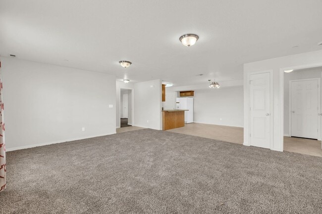 Building Photo - 3561-3585 E Rock Creek Rd