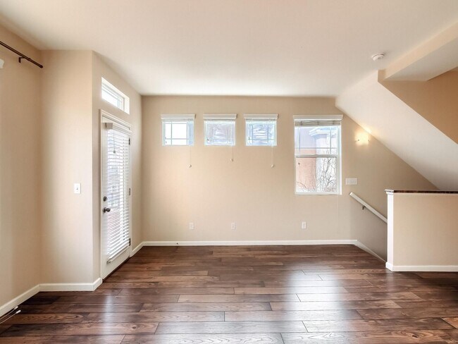 Building Photo - 2 Bedroom Townhome in Denver
