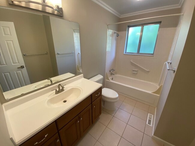 Building Photo - Updated Spacious Palos Verde Home