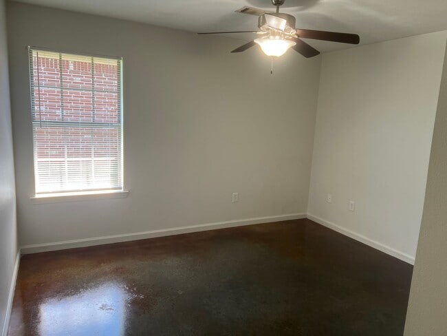 Building Photo - 3 Bed 2 Bath Duplex