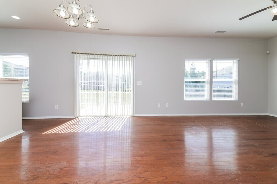 Building Photo - 547 Kerriann Ln