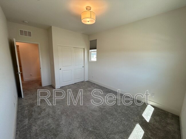 Building Photo - 5762 Caprice Ct