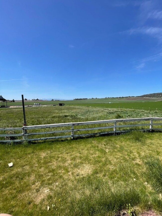 Building Photo - Rural living at its finest!  Large 3bdrm 2...