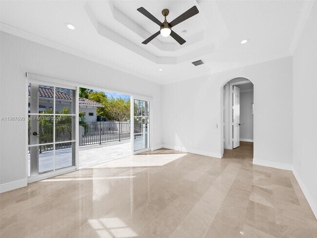 Building Photo - 827 SE 2nd Ct