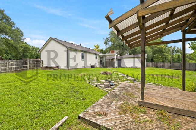 Building Photo - 516 N Lakeside Dr