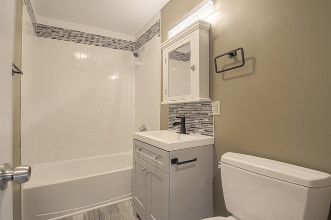 Building Photo - 6905 E 112th St