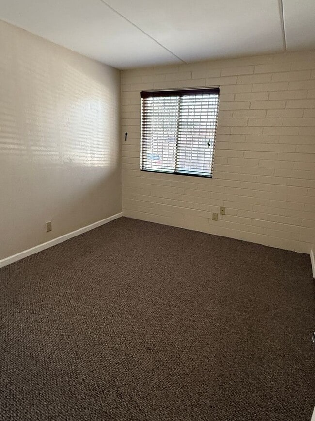 Building Photo - 1bd condo steps away from U of A, gated, A/C, Washer/Dryer