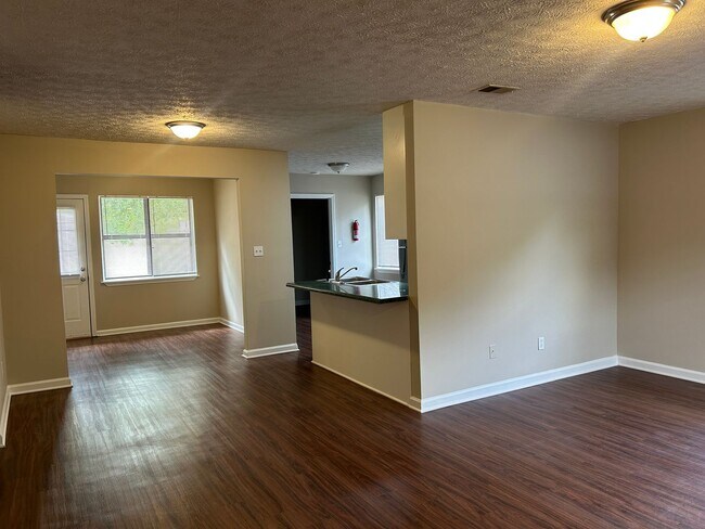 Building Photo - 1041/1043 Cantrell Ln