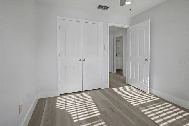 Building Photo - 1042 WATERSIDE Dr