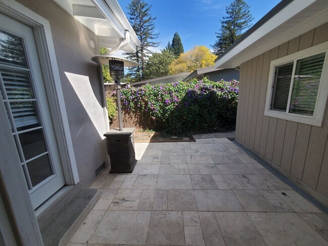 Building Photo - Kentfield 3x2 Flat + detached office, fron...