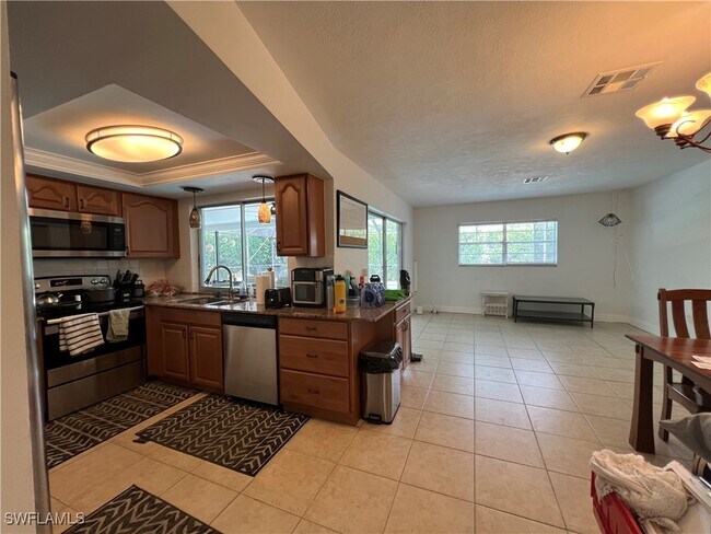Building Photo - 858 Rose Way