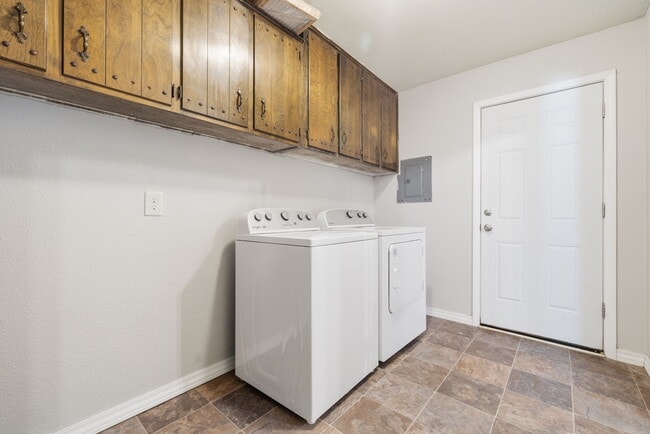 Building Photo - Ridgecrest