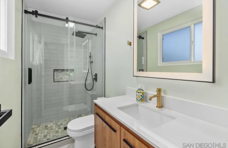 Building Photo - 9542 Larrabee Ave