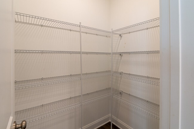 Building Photo - 811 Lillian Pk Dr