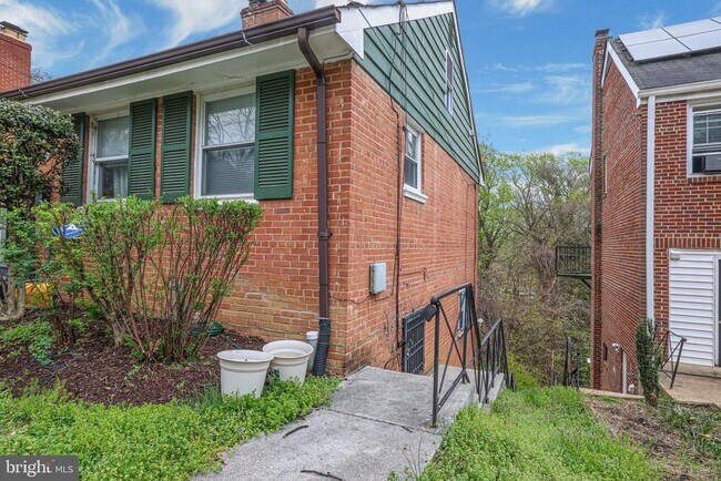 Building Photo - 3158 Westover Dr SE