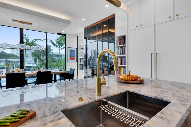 Building Photo - 1730 SE 13th St