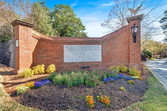 Building Photo - 25109 Plantation Dr NE