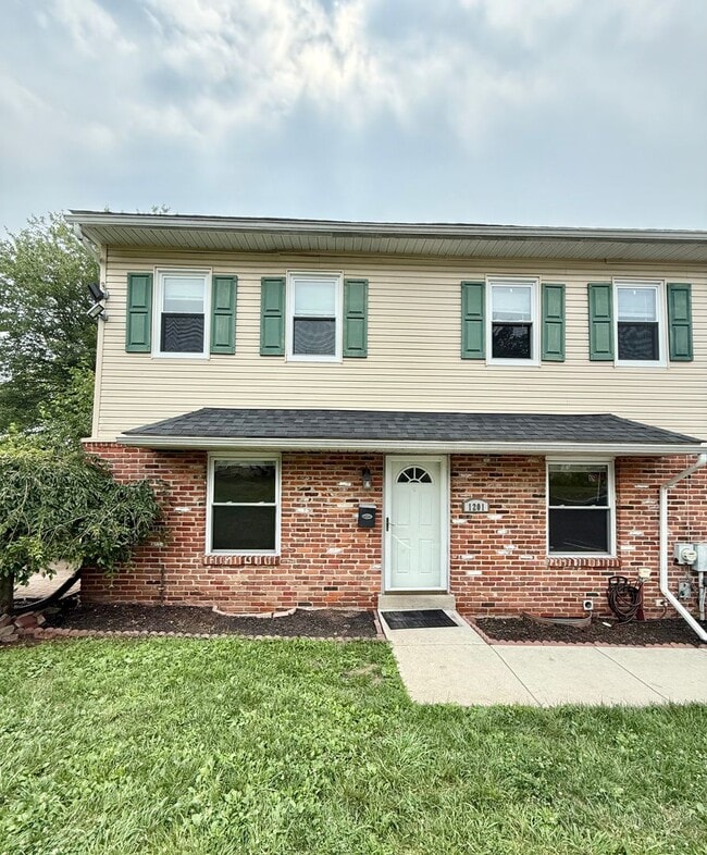 Building Photo - Three bedroom townhouse in beautiful Whitp...