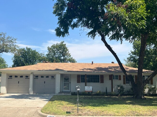 Building Photo - Custom Remodeled Home on a Tree lined stre...