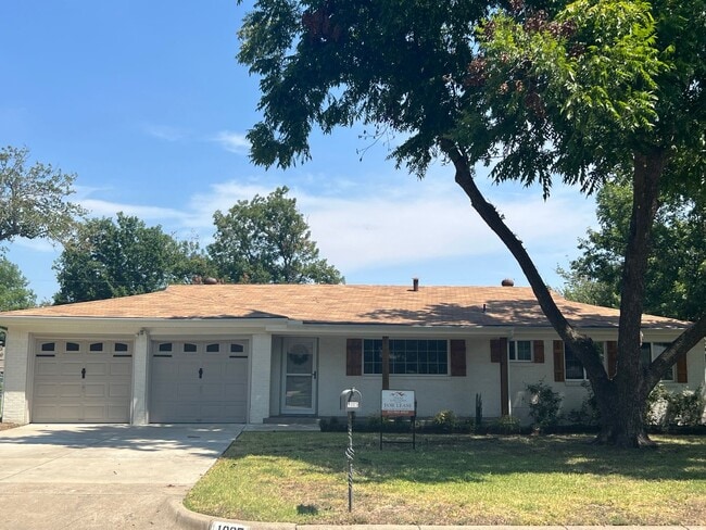 Building Photo - Custom Remodeled Home on a Tree lined street in Benbrook!!  Bonus Room could be game room extra l...