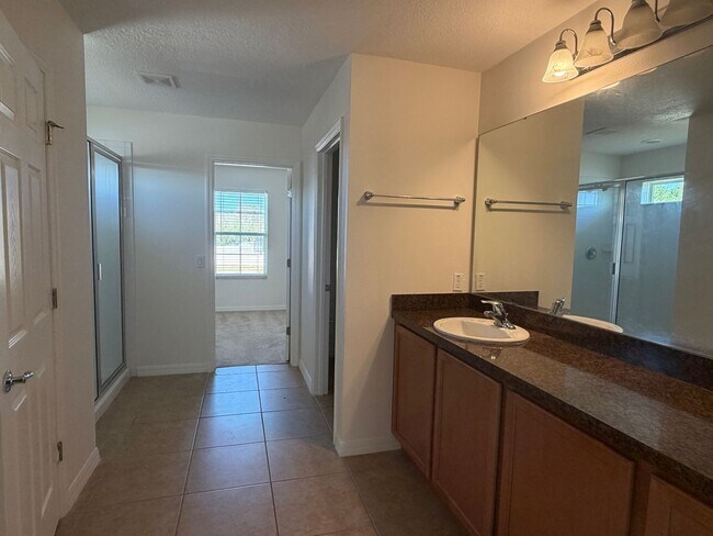 Building Photo - 5 bed 3 bath single family house for rent