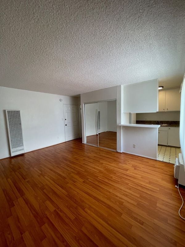 Building Photo - 1260 Beachwood Dr