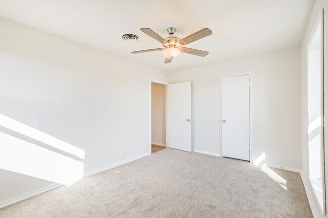 Building Photo - 802 Wright St