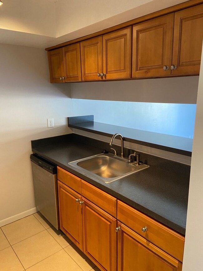 Building Photo - 1 Bedroom Condo