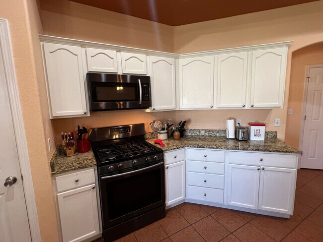 Building Photo - Exceptional Rental in Great Locale