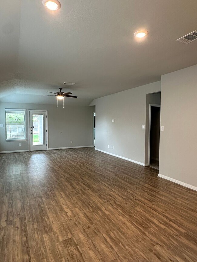 Building Photo - Beautiful 3bd/2ba in Meyers Landing Subdivision