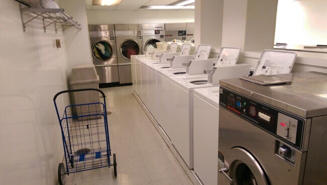 Building Photo - 2400 N Lakeview Ave