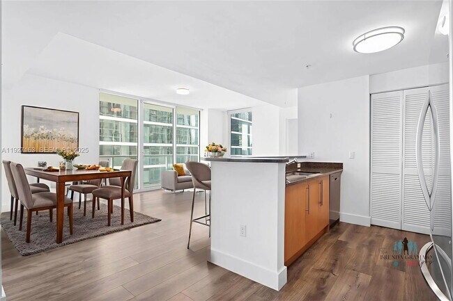 Building Photo - 300 S Biscayne Blvd