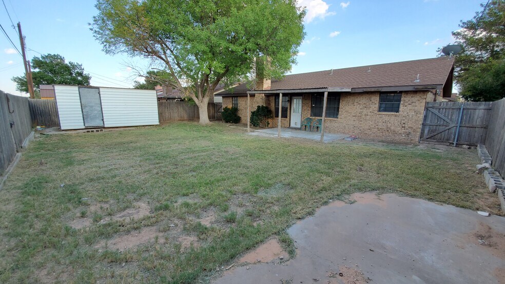 Building Photo - 2042 Magill St