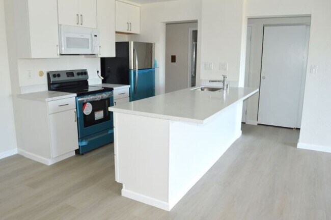 Building Photo - Nicely Updated Top Floor Unit with Bay View