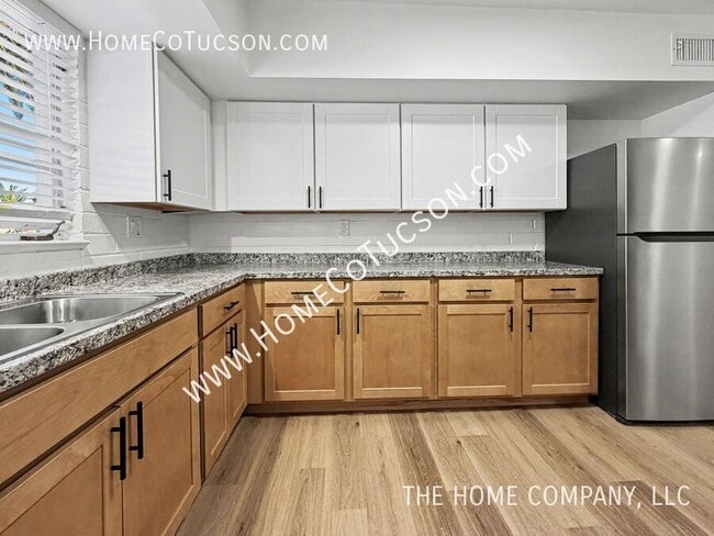 Building Photo - 413 W Pso Solana