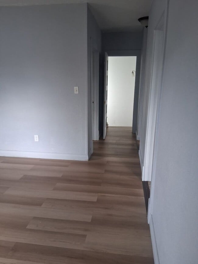Building Photo - Chariming 2 bedroom Duplex in Quiet Neighborhood