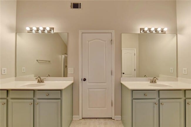 Building Photo - 522 Suwanee Oaks Dr NE