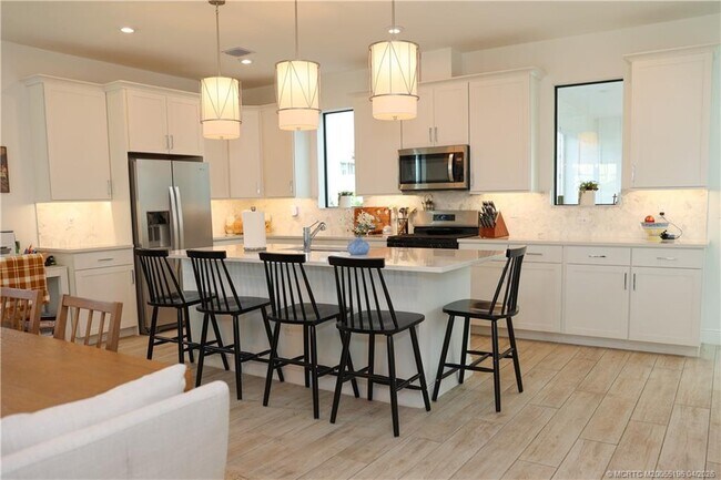 Building Photo - 950 SW Pr Ave