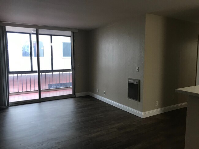 Building Photo - Make This Condo A Place You Can Call Home!!