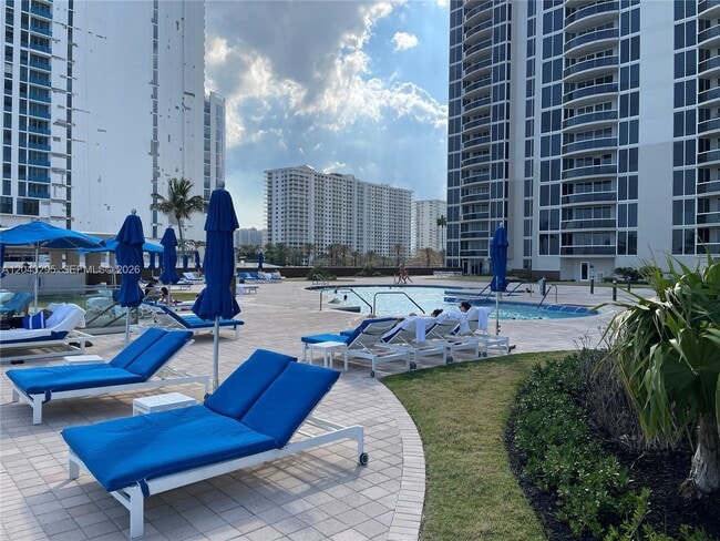 Building Photo - 17555 Collins Ave
