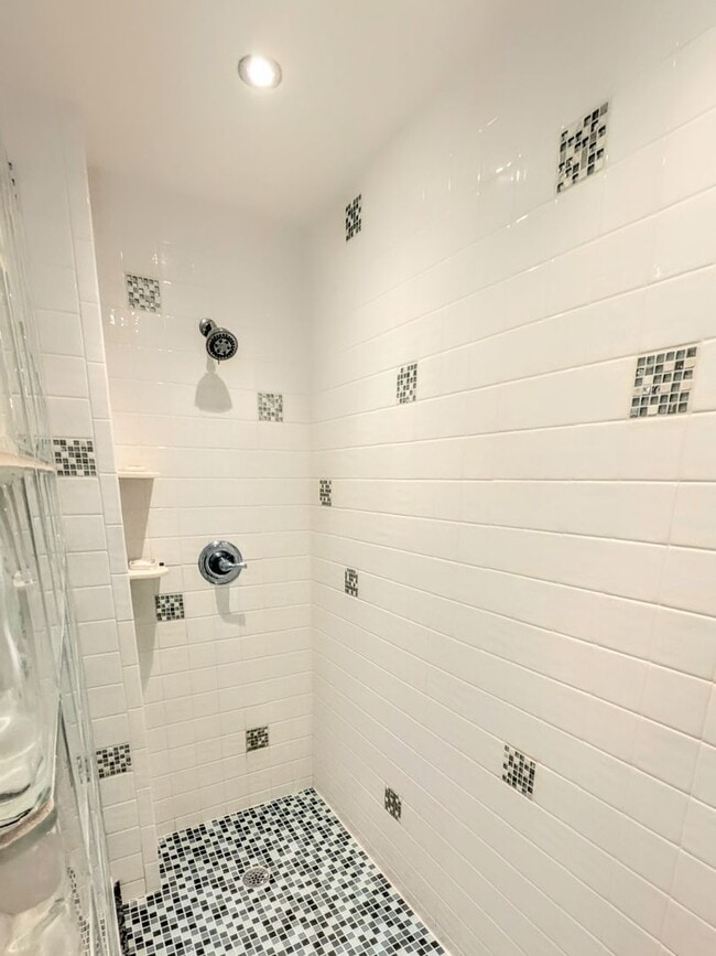 Building Photo - SEASONAL 2/2 coastal-inspired luxury condo with bay view, and boat slip