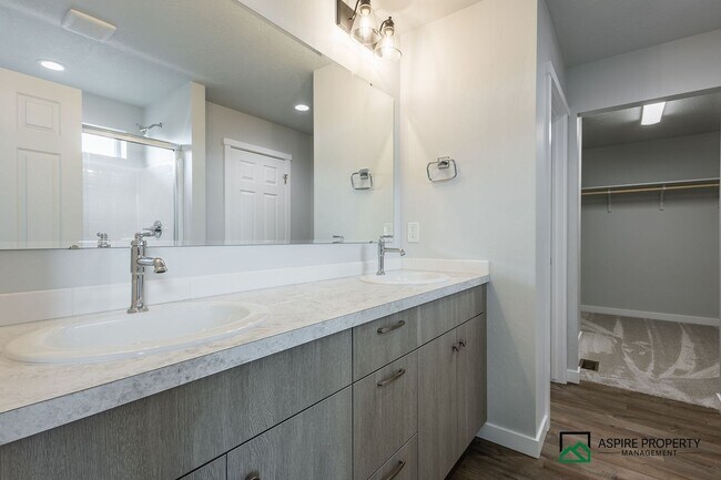 Building Photo - Brand New 5 Bed 3 Bath home 2600sf+ and a 3 car garage