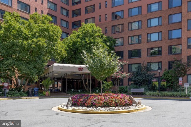 Building Photo - 1021 Arlington Blvd