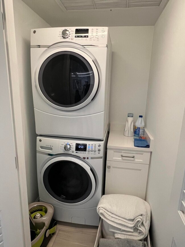 Building Photo - 275 S Beach Rd