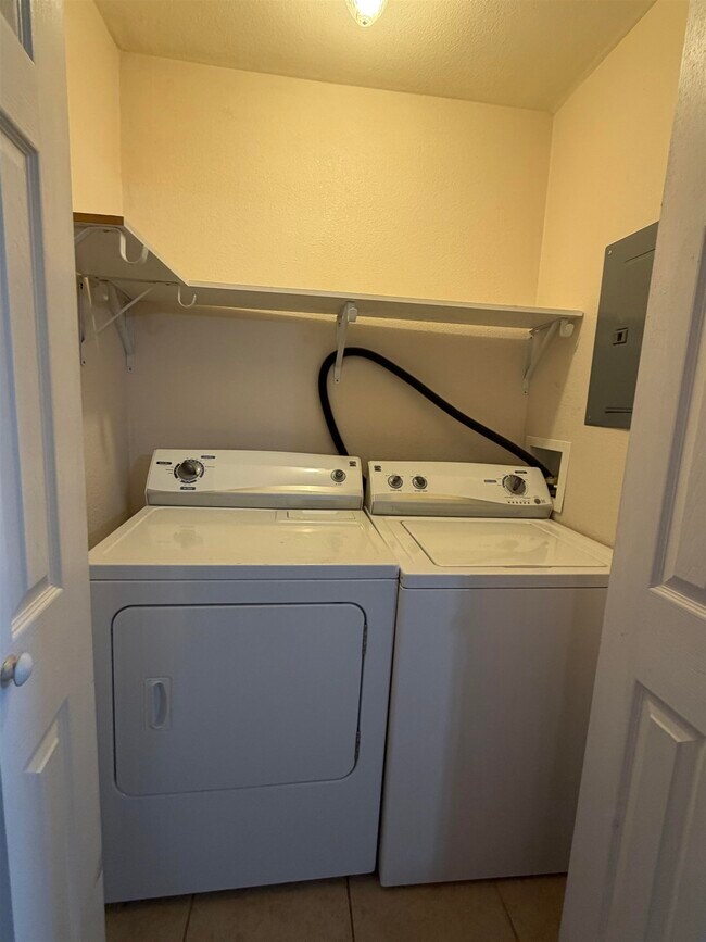 Building Photo - 10214 Blitzen Dr