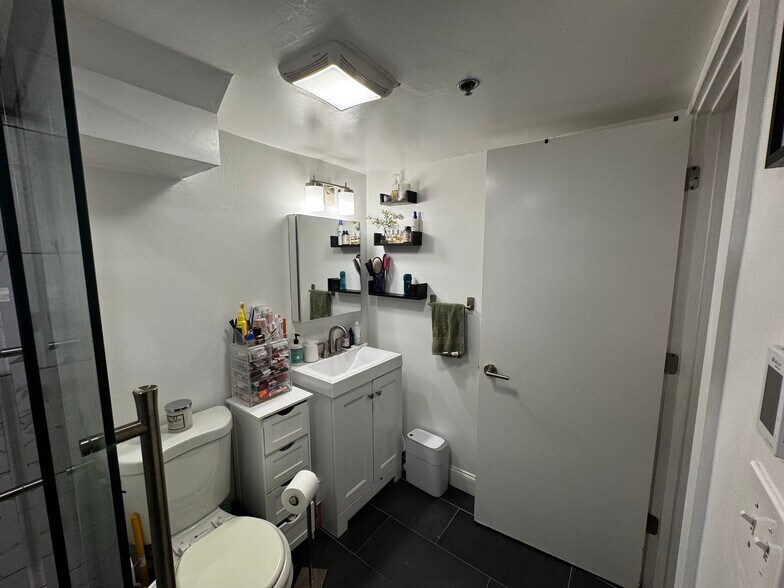 Rennovated bathroom with heated floors - 36 Peterborough St