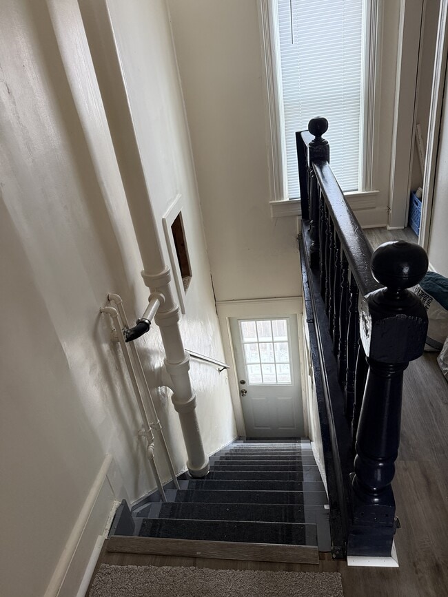 Building Photo - 512 Monroe St