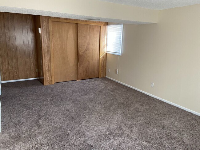 Building Photo - 4 Bedroom Home